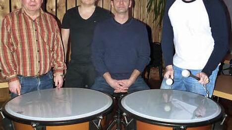 Bei der Übergabe der Kesselpauken: (von links) Lothar Huber, Fabian Huber, Harald Ziegler und Markus Weigel. Foto: Klaus-Peter Wulf