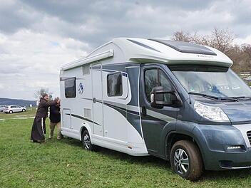 Da hat sich der Bürgermeister mit dem Wohnmobil festgefahren. Dank der tatkräftigen Hilfe von Pater Stanislaus kam Baumanns Wohnmobil wieder frei. Foto: Marion Eckert