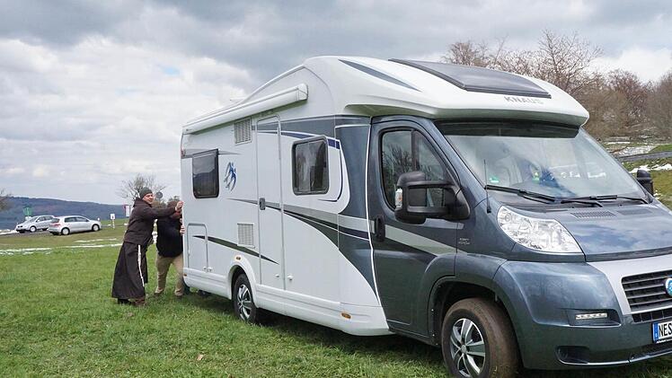 Da hat sich der Bürgermeister mit dem Wohnmobil festgefahren. Dank der tatkräftigen Hilfe von Pater Stanislaus kam Baumanns Wohnmobil wieder frei. Foto: Marion Eckert