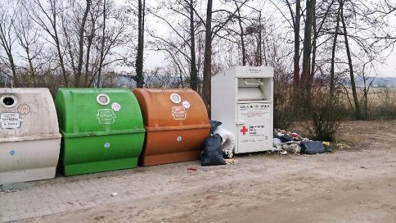 Sogar Matratzen und anderer Hausrat werden an den Glascontainern in Gremsdorf illegal abgelegt.