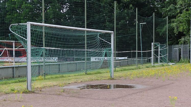 Der Torwart steht auf dem Hartplatz des TV Ebern mit den Füßen im Wasser. Um erfolgreich zu trainieren, muss der Platz möglichst schnell saniert werden.