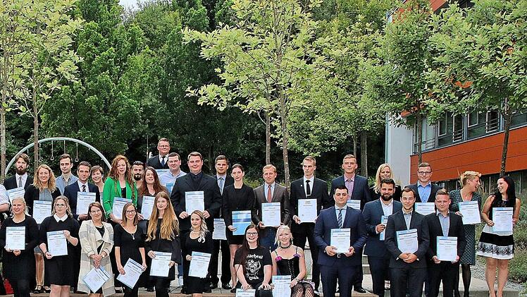 Von der Handwerkskammer Unterfranken offiziell freigesprochen wurden diese jungen Frauen und Männer. Sie hatten einen wesentlichen Teil ihrer dreijährigen Ausbildung als Bestattungsfachkraft am Bestatterzentrum in Münnerstadt absolviert. Foto: Dieter Britz