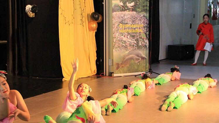 Junge chinesische Künstlerinnen gaben am Höchstadter Gymnasium einen Einblick in ihre Kultur.  Foto: Andreas Dorsch
