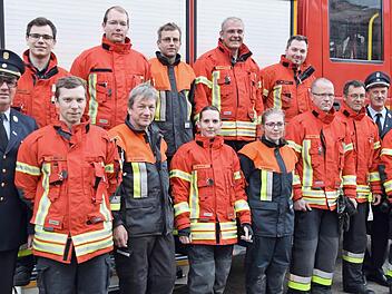 Das Bild zeigt (vorn) KBI Wolfgang Wunner, Kommandant Marcel Zweck, Frank Hauschild, Monika Feiler, Eva Barabas, Markus Meinl, Karsten Nögel, KBM Michael Lorke und Daniel Müller sowie (hinten) 2. Kommandant Fabian Müller, Marco Hoffmann, René Weichel, Bürgermeister Hanngörg Zimmermann und Michael Feiler. Foto: Thomas Weichert