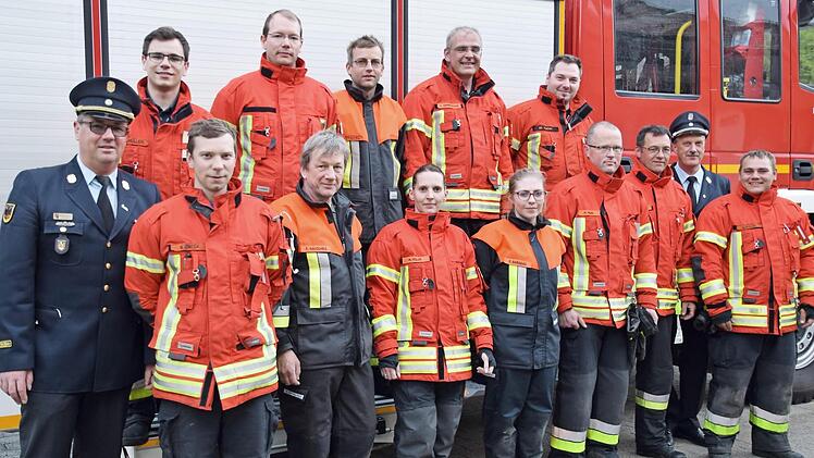 Das Bild zeigt (vorn) KBI Wolfgang Wunner, Kommandant Marcel Zweck, Frank Hauschild, Monika Feiler, Eva Barabas, Markus Meinl, Karsten Nögel, KBM Michael Lorke und Daniel Müller sowie (hinten) 2. Kommandant Fabian Müller, Marco Hoffmann, René Weichel, Bürgermeister Hanngörg Zimmermann und Michael Feiler. Foto: Thomas Weichert