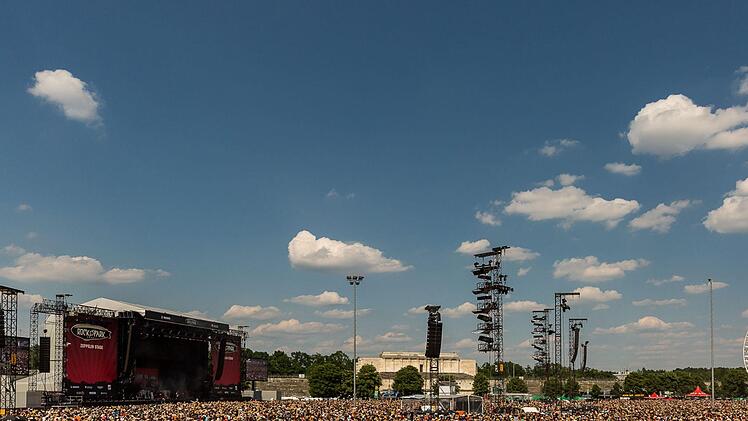 Wie wird das Wetter bei Rock im Park 2018? Das fragen sich die rund 85.000 Besucher, die ab Freitag auf das Festivalgelände in Nürnberg feiern wollen. Foto: Stefan Bausewein