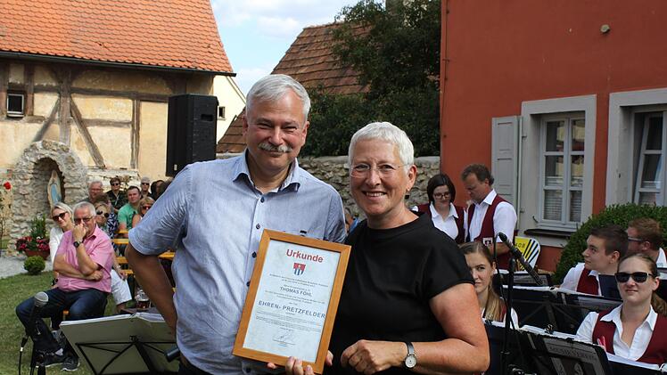 Thomas Föhl erhält  von Rose Stark die Urkunde als neuer Ehrenbürger. Foto: Carmen Schwind