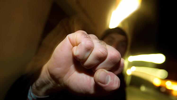 Am Samstagmorgen wurden ein 31-j&auml;hriger Mann und seine 35-j&auml;hrige Begleiterin von einer M&auml;nnergruppe zusammengeschlagen. Symbolbild: Karl-Josef Hildenbrand