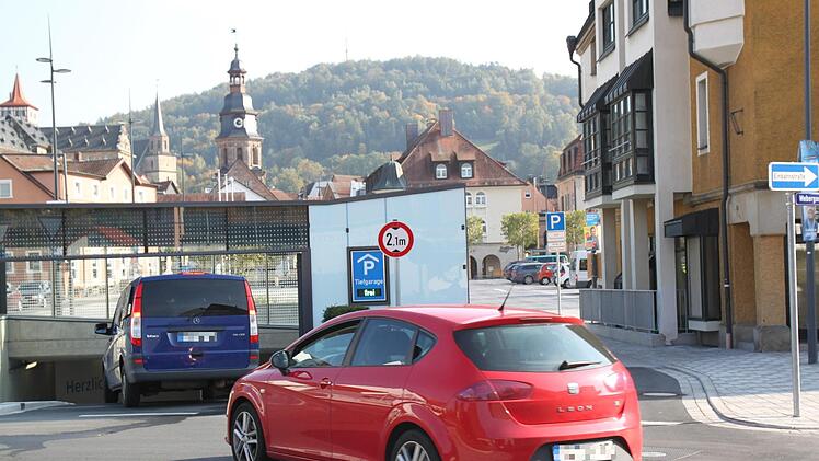 Das Tiefgaragen-Schild zeigt an, dass es unter dem Eku-Platz freie Parkplätze gibt. Ein Hinweisschild, das auf die Stellflächen auf dem Eku-Platz verweist, gibt es allerdings nicht.