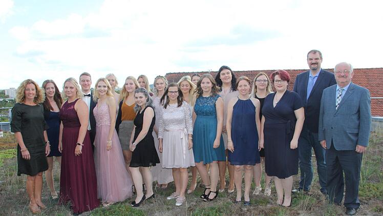 Festlich gekleidet waren die 17 Absolventen der Krankenpflegeschule der Helios-Frankenwaldklinik Kronach, als sie den Abschluss ihrer Ausbildung feierten.Veronika Schadeck