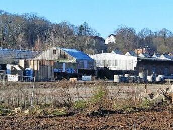 Erkennbar Baustelle: Derzeit werden Versorgungsleitungen im Bereich des ehemaligen G&uuml;terbahnhofs verlegt, die sogenannten Sparten. Foto: Simone Bastian