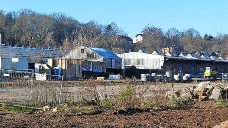 Erkennbar Baustelle: Derzeit werden Versorgungsleitungen im Bereich des ehemaligen G&uuml;terbahnhofs verlegt, die sogenannten Sparten. Foto: Simone Bastian