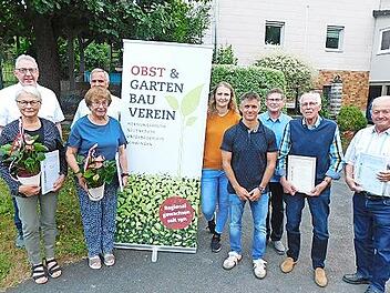 Die geehrten Mitglieder und die neue Vorstandschaft, an deren Spitze Ralf Stöcker (4.v.r) steht. Zur Auszeichnung und zur Wahl gratulierten Bürgermeister Harald Hübner (links) und Kreisvorsitzender Günter Reif (daneben).