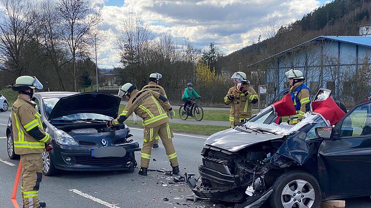 Wegen Hustenanfall: 70-jähriger Autofahrer kracht auf B85 in Kronach in Gegenverkehr