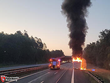 Grillwagen-Anhänger brennt auf A73 bei Bamberg