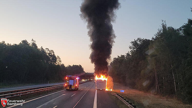 Grillwagen-Anhänger brennt auf A73 bei Bamberg