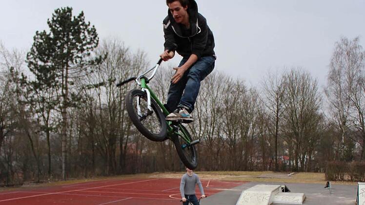 Bei der Sportgala präsentieren die  Würzburg Rider ihre Tricks. Der Verein   setzt  sich für die Interessen von  Mountainbikern, BMX-Fahrern sowie Jugendliche in Würzburg und Umgebung ein. Foto: Königer
