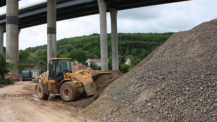 Schotter dämpft den Aufprall.