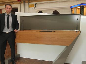 Ein wahres Design-Kunstwerk: Das Büromöbel für die Wand von Johannes Fröschlein aus Busendorf mit einem besonderen Innenleben an Einschüben und Fächern. Fotos: Geiling