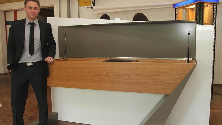 Ein wahres Design-Kunstwerk: Das Büromöbel für die Wand von Johannes Fröschlein aus Busendorf mit einem besonderen Innenleben an Einschüben und Fächern. Fotos: Geiling