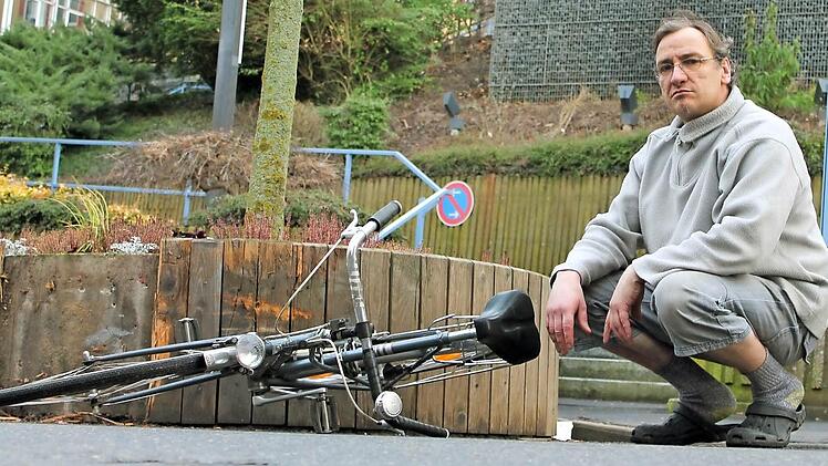 Alexander Fetzer stürzte mit dem Fahrrad, als er einem Auto auswich und dabei den Kübel rammte. Fotos: Benedikt Borst