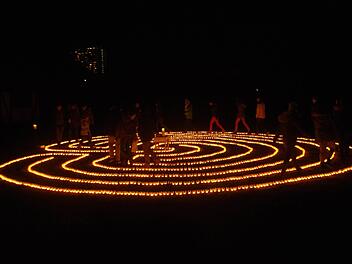 Kerze auf Kerze leuchtete im Wiesengrund der Sinnau, während die Menschen das Labyrinth begingen. Foto: Kirchengemeinde