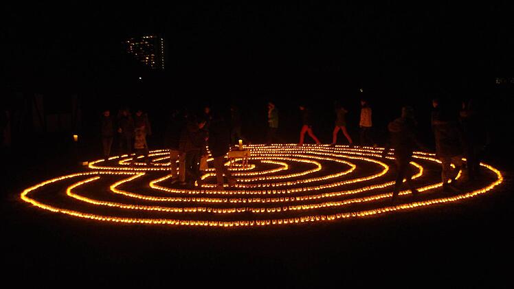 Kerze auf Kerze leuchtete im Wiesengrund der Sinnau, während die Menschen das Labyrinth begingen. Foto: Kirchengemeinde