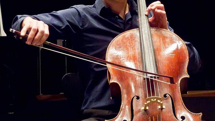 Wassily Gerassimez (Violoncello) beim Gastspiel in Coburg.Foto: Jochen Berger