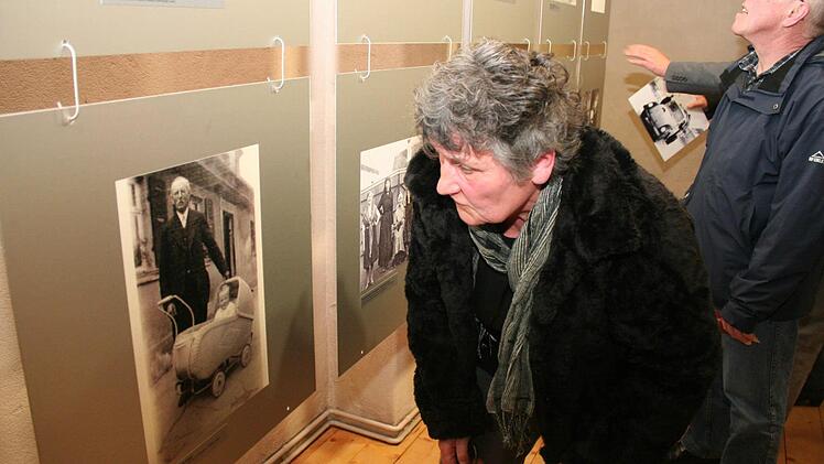 Besucher in der Ausstellung. Foto: Evi Seeger