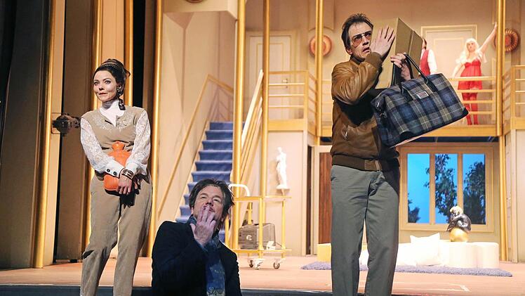 Turbulenter Bühnenspaß: Szene aus "Der nackte Wahnsinn" am Landestheater Coburg.Foto: Henning Rosenbusch