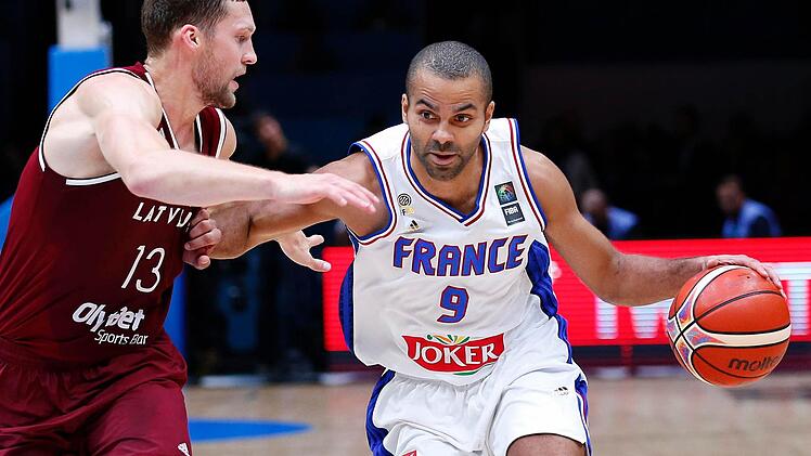 Der in Diensten der Brose Baskets Bamberg stehende Janis Strelnieks (links) stand klar im Schatten von Frankreichs Superstar Tony Parker, der trotz schwacher Wurfquote (29 Prozent) 18 Punkte (6 Assists) erzielte. Der lettische Spielmacher kam auf 14 Punkte und sieben Assists. Foto: Sebastian Nogier/dpa