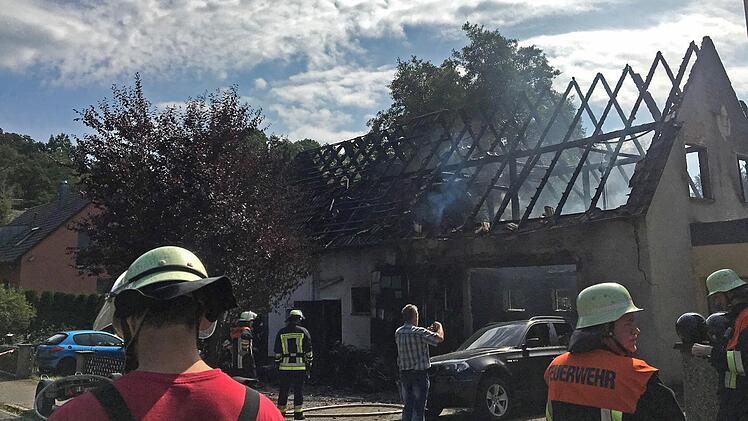 In Burgthann ist eine Garage abgebrannt. Fotos: News5/Schmelzer