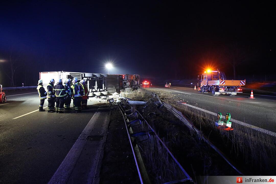 Kreis Bayreuth: Lkw kracht auf A9 in Mittelschutzplanke und kippt um – Fahrer verletzt