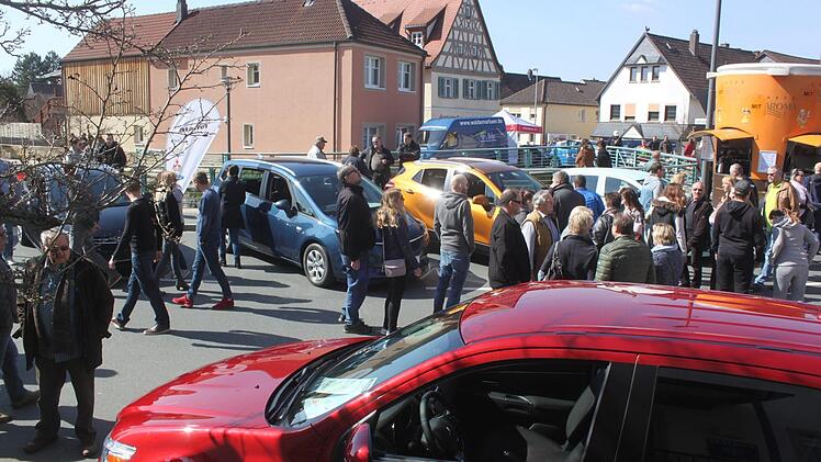 Überall im Stadtkern präsentierten die Firmen ihre Neuwagen. Foto: Matthias Einwag