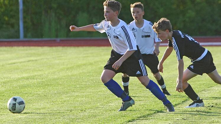 Lucas treibt den Ball im Vergleich mit dem Stützpunkt Coburg nach vorne. Foto: Monika Limmer