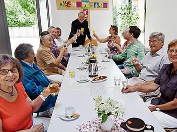 Herzliche Begr&uuml;&szlig;ung mit Sektempfang im Gemeindehaus Foto: Andreas Welz