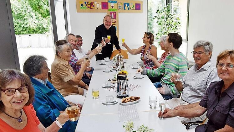 Herzliche Begr&uuml;&szlig;ung mit Sektempfang im Gemeindehaus Foto: Andreas Welz