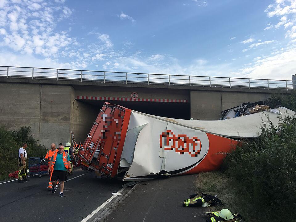 Bei Würzburg: Spektakulärer Sturz auf der A3 – Sattelzug fällt  von Autobahnbrücke auf Staatsstraße