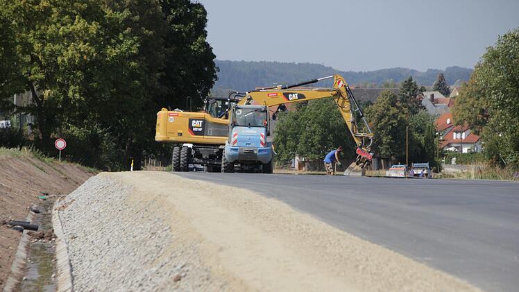 Kurz vor Elsendorf laufen noch die Bauarbeiten.   Foto: Christian  Bauriedel