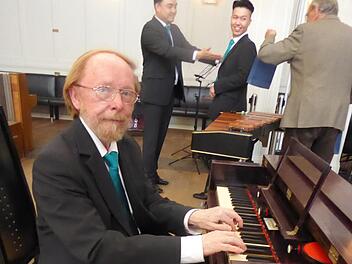 Christoph Staschowski am Harmonium, das beim Stammtisch des Fördervereins für die Staatsbad Philharmonie Bad Kissingen vorgestellt wurde. Thomas Ahnert