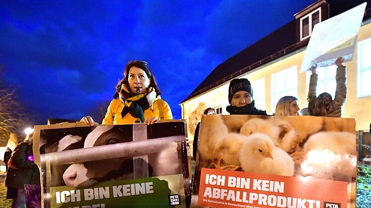Tiersch&uuml;tzer protestieren am Rande eines Besuchs der Bundeslandwirtschaftsministerin.  Foto: Martin Schutt/dpa