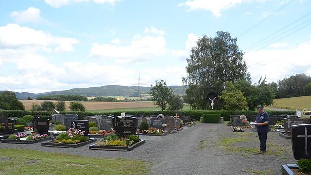 Die Friedhofsanlage in Haig wird noch in diesem Jahr neu gestaltet. Dar&uuml;ber freut sich besonders Kirchenpfleger Adelbert F&ouml;rtsch, denn die anstehenden Ma&szlig;nahmen sind dringend n&ouml;tig. An der Stelle, an der er steht, wird eine zweite Wasserentnahmestelle installiert. Au&szlig;erdem wird der Weg saniert, und hinten am Kreuz werden anonyme Grabst&auml;tten entstehen. K.- H. Hofmann