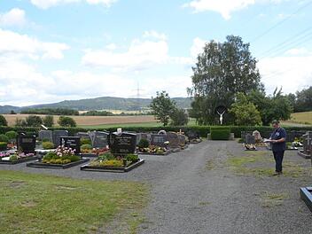 Die Friedhofsanlage in Haig wird noch in diesem Jahr neu gestaltet. Darüber freut sich besonders Kirchenpfleger Adelbert Förtsch, denn die anstehenden Maßnahmen sind dringend nötig. An der Stelle, an der er steht, wird eine zweite Wasserentnahmestelle installiert. Außerdem wird der Weg saniert, und hinten am Kreuz werden anonyme Grabstätten entstehen. K.- H. Hofmann