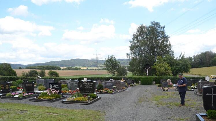 Die Friedhofsanlage in Haig wird noch in diesem Jahr neu gestaltet. Darüber freut sich besonders Kirchenpfleger Adelbert Förtsch, denn die anstehenden Maßnahmen sind dringend nötig. An der Stelle, an der er steht, wird eine zweite Wasserentnahmestelle installiert. Außerdem wird der Weg saniert, und hinten am Kreuz werden anonyme Grabstätten entstehen. K.- H. Hofmann
