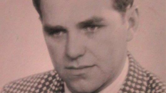 Mit 28 Jahren wechselte Willi Schwenzl 1953 von FV 04 Würzburg zum VfL 07 Neustadt. Der gut aussehende junge Tormann hatte in der Spielzeit 1953/54 entscheidenden Anteil an der bayerischen und süddeutschen Fußball-Amateurmeisterschaft, die der Mannschaft den Weg zur 2. Liga Süd ebnete. Foto: Dieter Seyfarth