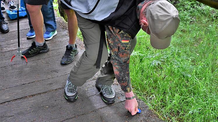 Lockere Bohlen werden markiert.  Foto: Rosina Weber