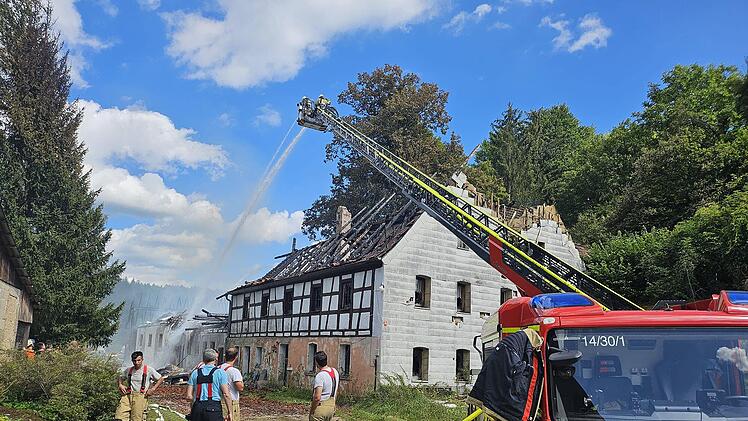 Nürnberg: Wohnhaus und Scheune in Vollbrand - Zerstörung konnte "nicht verhindert werden"