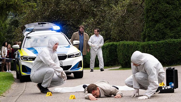 Vertrauenslehrer Chris Dammers (Felix von Bredow) wurde kaltblütig überfahren. Spurensicherer Sebastian Loncar (Jonas Laux, rechts) und Kommissar Behringer (Antoine Monot) nähern sich dem Tatort.