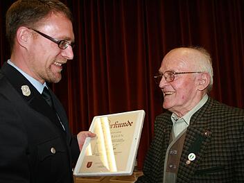 Oberbachs Vorsitzender Christoph Schmitt überreicht Otto Kirchner die Urkunde für 65 Jahre Mitgliedschaft. Foto: Gabriele Sell