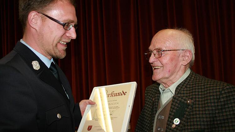 Oberbachs Vorsitzender Christoph Schmitt überreicht Otto Kirchner die Urkunde für 65 Jahre Mitgliedschaft. Foto: Gabriele Sell